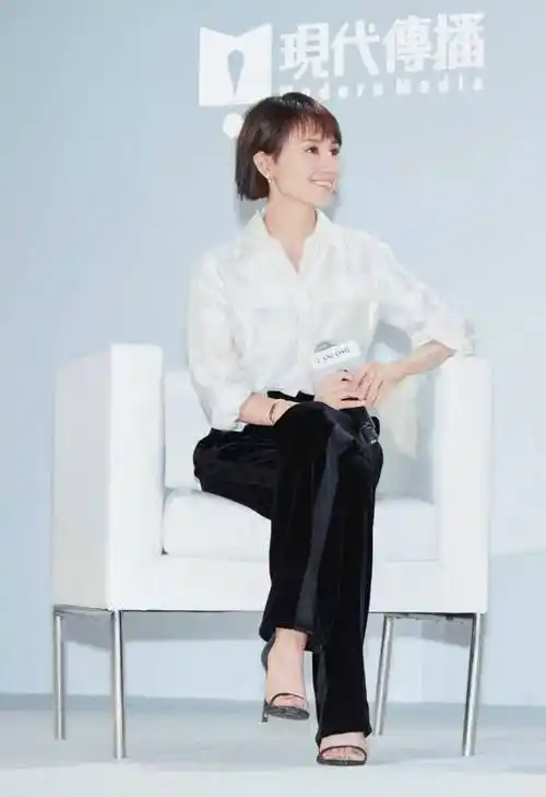 原创被46岁袁泉的职场风穿搭惊艳到了缎面衬衫阔腿裤短发时髦优雅太