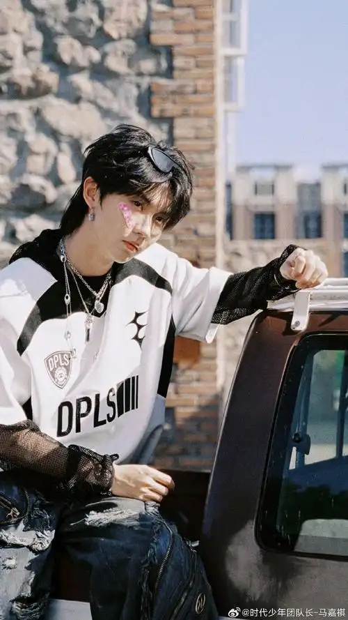 马嘉祺锁头耳钉