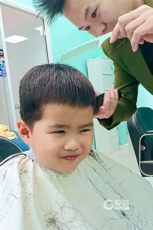 "二月二,龙抬头",萌娃"剃喜头"可爱表情包来啦