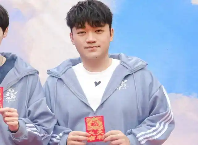 童星小雨长大了,25岁近照曝光,减肥成功后帅得不敢认了_尤浩然_因为