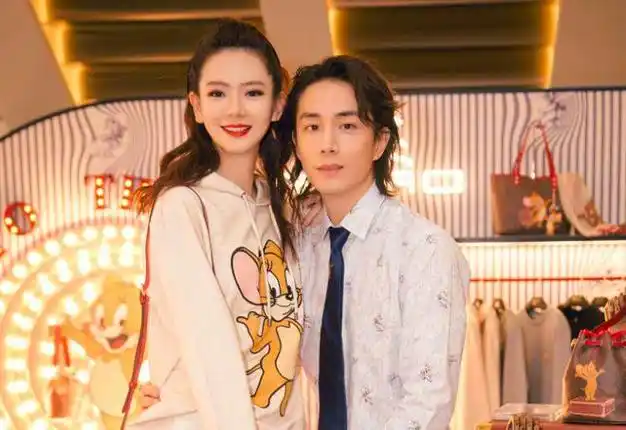 戚薇一家三口度假,8岁lucky很高脸认不出,李承铉帅到路人惊讶|甜蜜