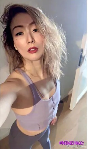 郑秀文穿背心秀热辣好身材 腹肌明显红唇性感诱惑