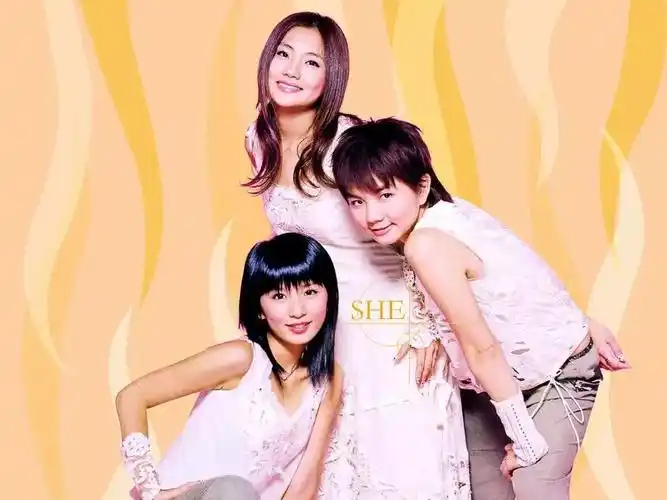 she姐妹合照,selina戴珍珠发夹公主范依旧,elle随性风多年没变