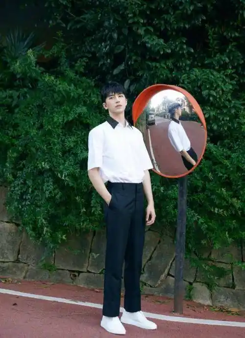 原创许魏洲海边氛围感拍照浅灰西装简约大气温柔有型气质满分