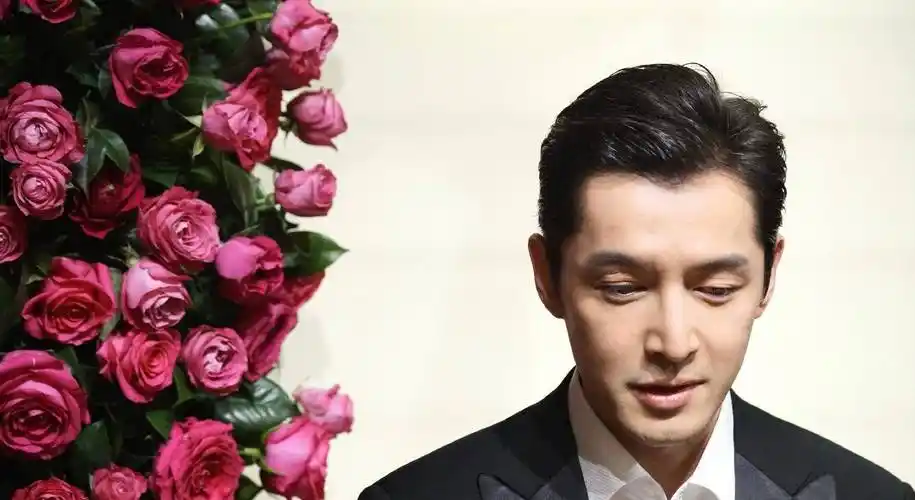 胡歌的颜值也是一直在线,尤其是他优越的发际线,真的是让一个女生看的