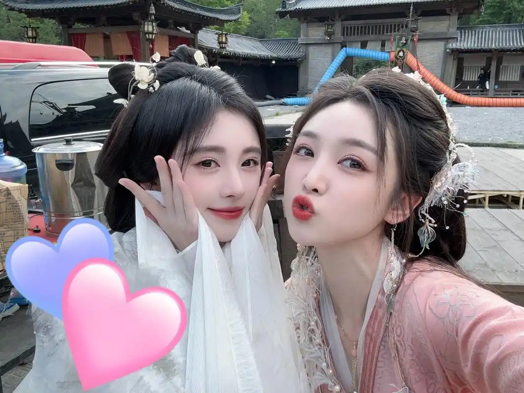 鞠婧祎和吴宣仪偶遇,合影贴贴,两位的古装可爱又漂亮哦#鞠婧祎