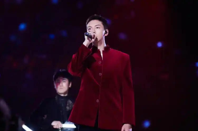 陈伟霆江苏卫视跨年晚会演唱男儿当自强