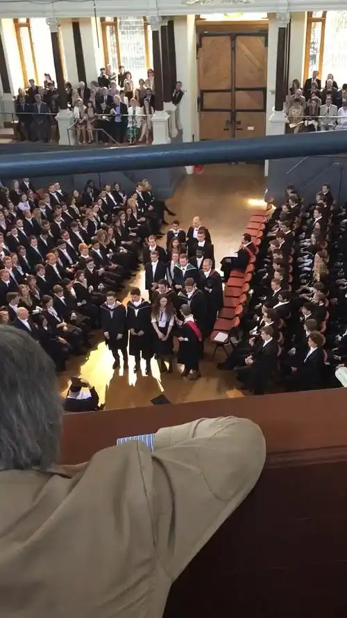 牛津大学的毕业典礼长这样 右面一排坐的是院长们 一开始有拉着小手手
