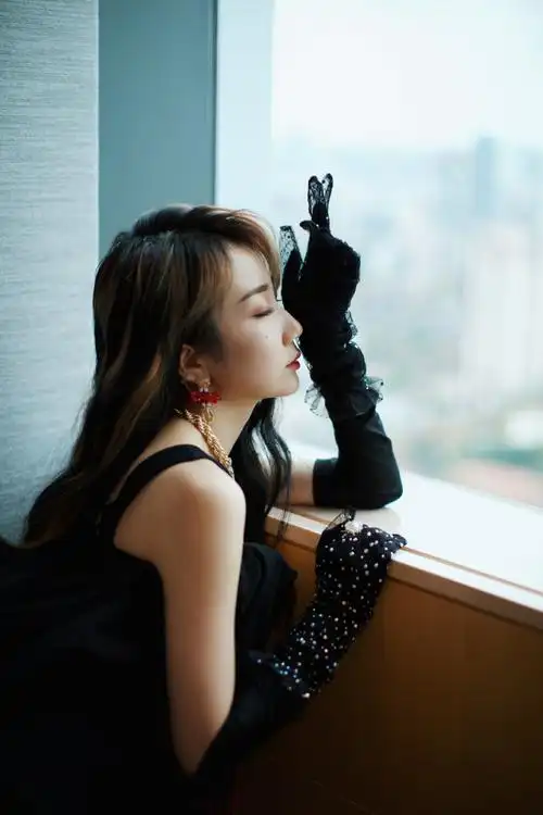 卷发美女乃万性感黑色长裙写真