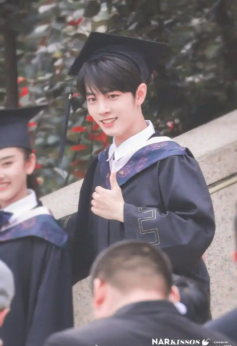 向全世界安利肖战# 甜甜的肖战学长来啦!