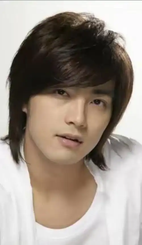 贺军翔长相帅气