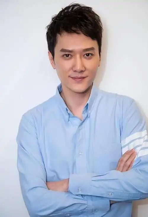 可能是因为他出身于富裕家庭,冯绍峰在我心目中总是那个风度翩翩的贵