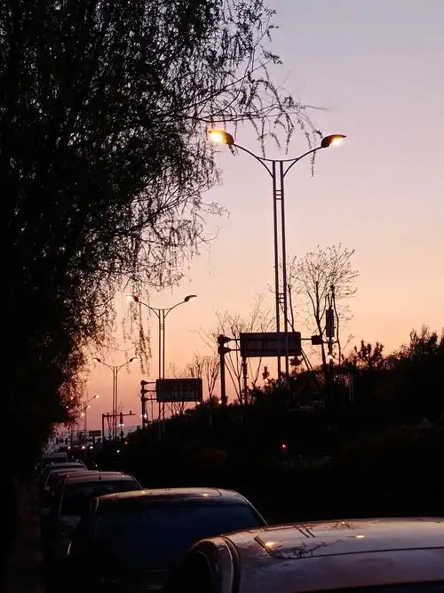 夕阳灯光街道好美