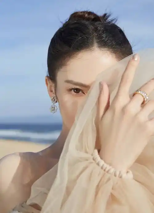 金晨穿抹胸纱裙秀修长肩颈线 皮肤白皙美到发光