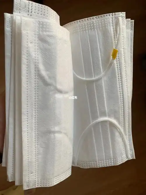 刚打开的口罩上有黄胶带