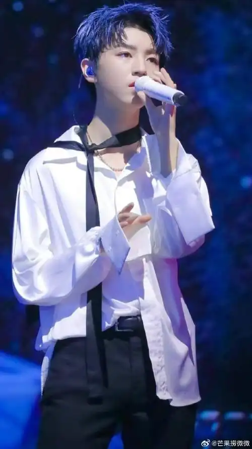 王俊凯今天蓝发#王俊凯蓝色发色赴十年之约,每一次限定都值得小螃蟹