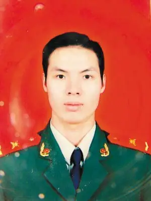 烈士遗照探亲途中勇救两落水学生英勇献身前日上午,在老家广西探亲