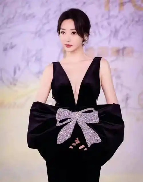 柳岩玩转性感风礼裙,深v大秀事业线成焦点,大蝴蝶结吸睛抢镜_造型