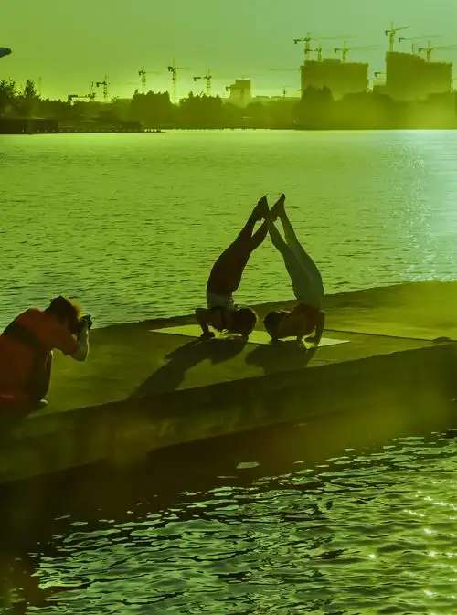 第28期镜头中的瑜伽靓妹 瑜伽是一项强身健体的运动塑造美丽线条 瑜伽