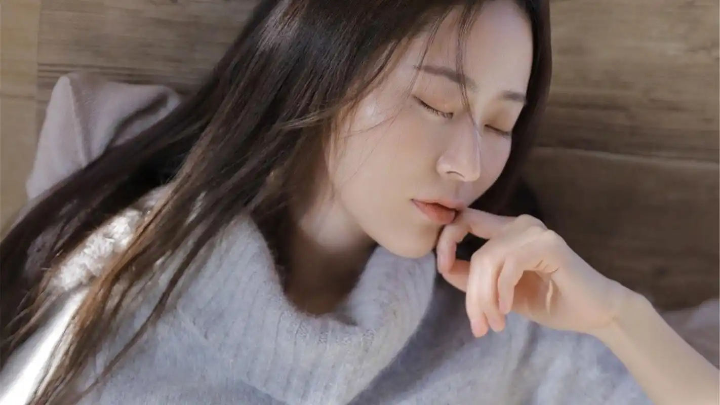 大眼长发美女图片桌面壁纸壁纸