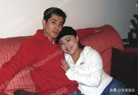 51岁李菁菁带30岁小老公出游,三婚的"胖妞"为何独爱小男人