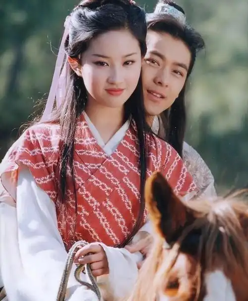 刘亦菲林志颖登上热搜榜第一,只因网友分享一组刘亦菲林志颖的合影!