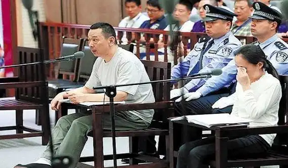 他身价四百亿,与12位女星纠缠不清,被判死刑,死前说了三个字(2)