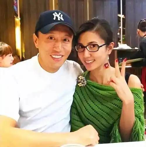 演员王洛勇:23岁娶丁宁,结婚40年无绯闻