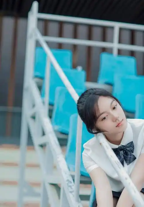 赵今麦晒毕业校服写真,穿衬衫百褶裙戴蝴蝶结领结,清纯如初恋_显得
