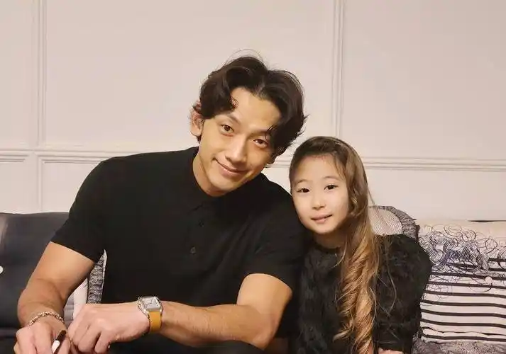 金泰熙rain为二女儿过周,蕾丝裙优雅迷人,老公瘦到眼窝凹陷_生活_白色