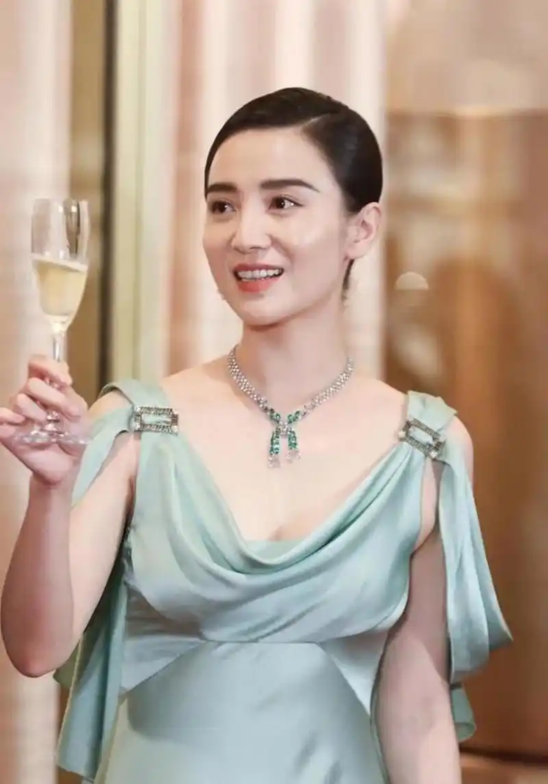 小宋佳才是"大号水蜜桃", 穿低胸露背裙凹凸感十足,42岁身材似少女