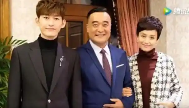 12月24日晚间张翰跟新微博晒出于女友娜扎一同庆祝圣诞节,照片中两人