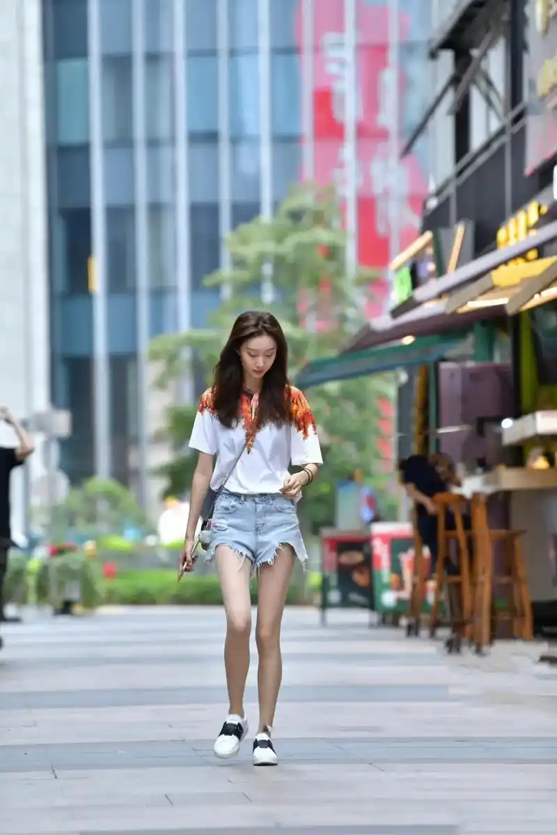 骨感美.#穿搭 #成都 #太古里街拍 - 抖音