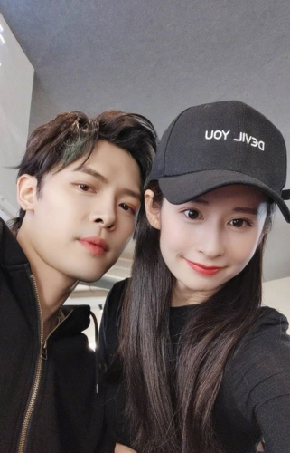 颖儿晒和女儿小月亮的圣诞装扮小家伙脸颊肉嘟嘟脸型和付辛博如复制