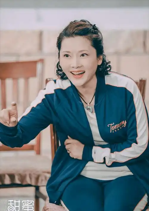 何赛飞打扮起来好惊艳蓬松黑裙配金属领口奔六仍然美得很大气