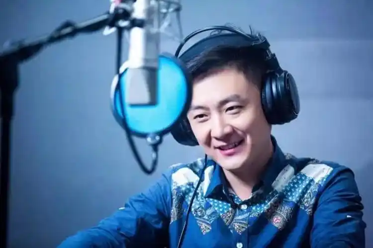 阿杰老师原名张杰,对的你没看错,这些声优取名字都很接地气还很容易撞