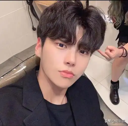 男长中分八字刘海图片