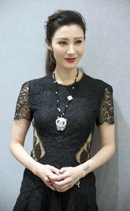 李嘉欣不愧香港第一美年过半百风韵犹存颈纹眼角纹明显也惊艳