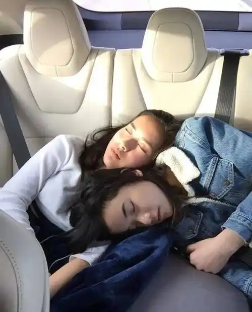 61岁陈冲罕晒全家福!老公西装绅士儒雅,俩女儿裙装貌美如花