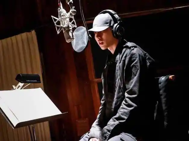 蔡徐坤分享创作录音日常配文newchapter引起新期待