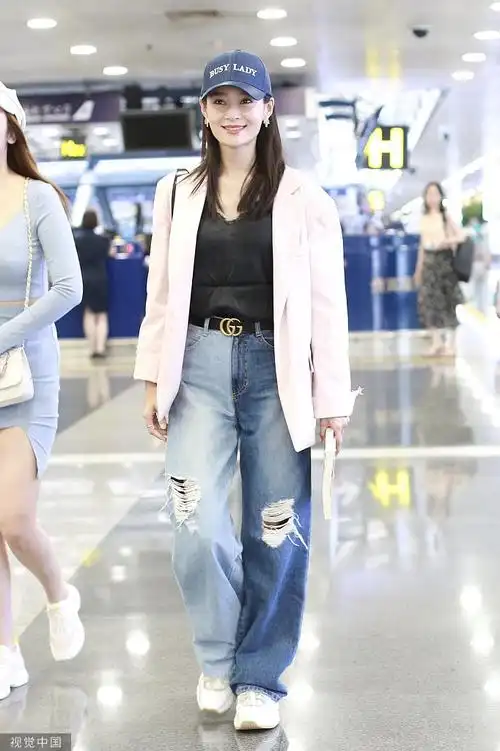 "纯妃"王媛可装扮潮酷不失甜美 手拿英语书时刻"充电"