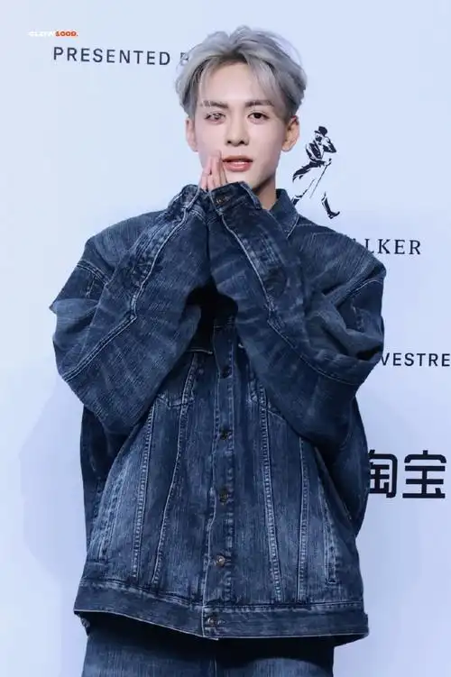 曾舜晞超话zsx#曾舜晞银发#231207 gq盛典 12p7515限定银发 帅的