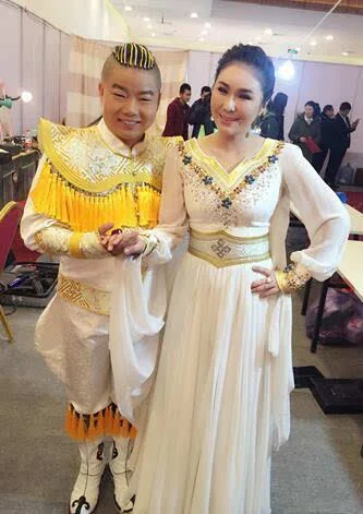 蒙克携乌兰托娅献唱《敖包再相会》 放歌春晚