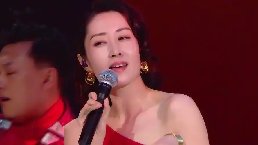 刘敏涛把红色高跟鞋给唱火了这表情管理绝了实在太上头