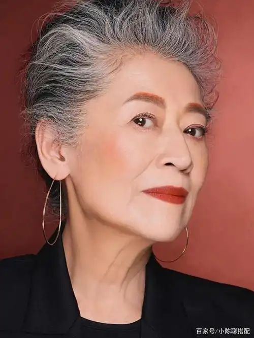 白发会越来越多,加上皱纹与松弛的皮肤,就会有显老感,因此很多人就会