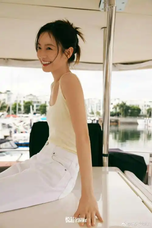 李庚希与好友聚会抽烟