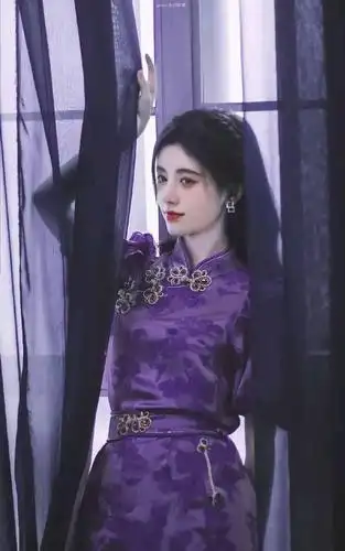 鞠婧祎穿旗袍,紫色惊艳,黄色温婉.