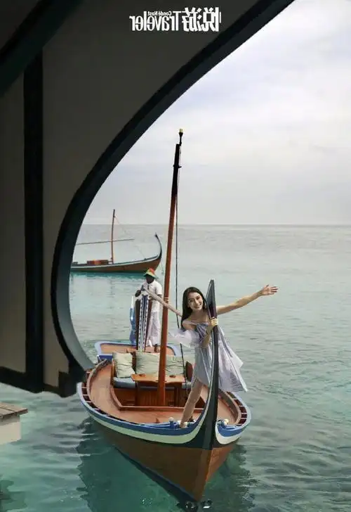 angelababy又出画报,上演海边游玩穿搭指南,被她的美貌折服了!_杨颖