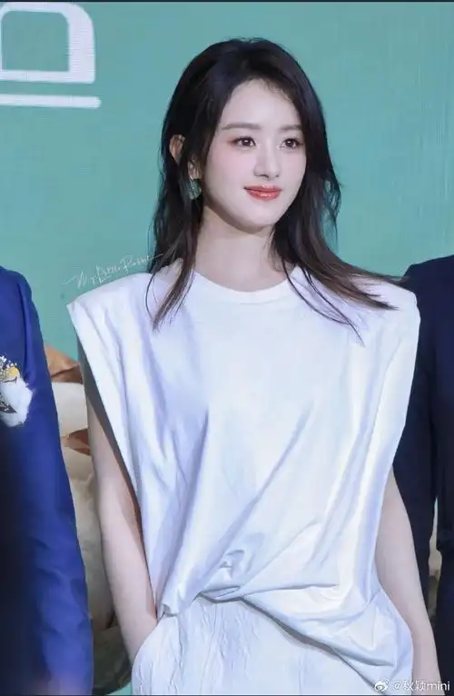 赵满楼#zly#赵丽颖发型师#    "情起一时的喜欢不叫热爱长久无言的