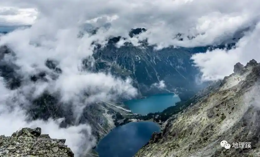 气态升到空气中,而降雨降雪是空气的气态水成为液或固态水落到地面上